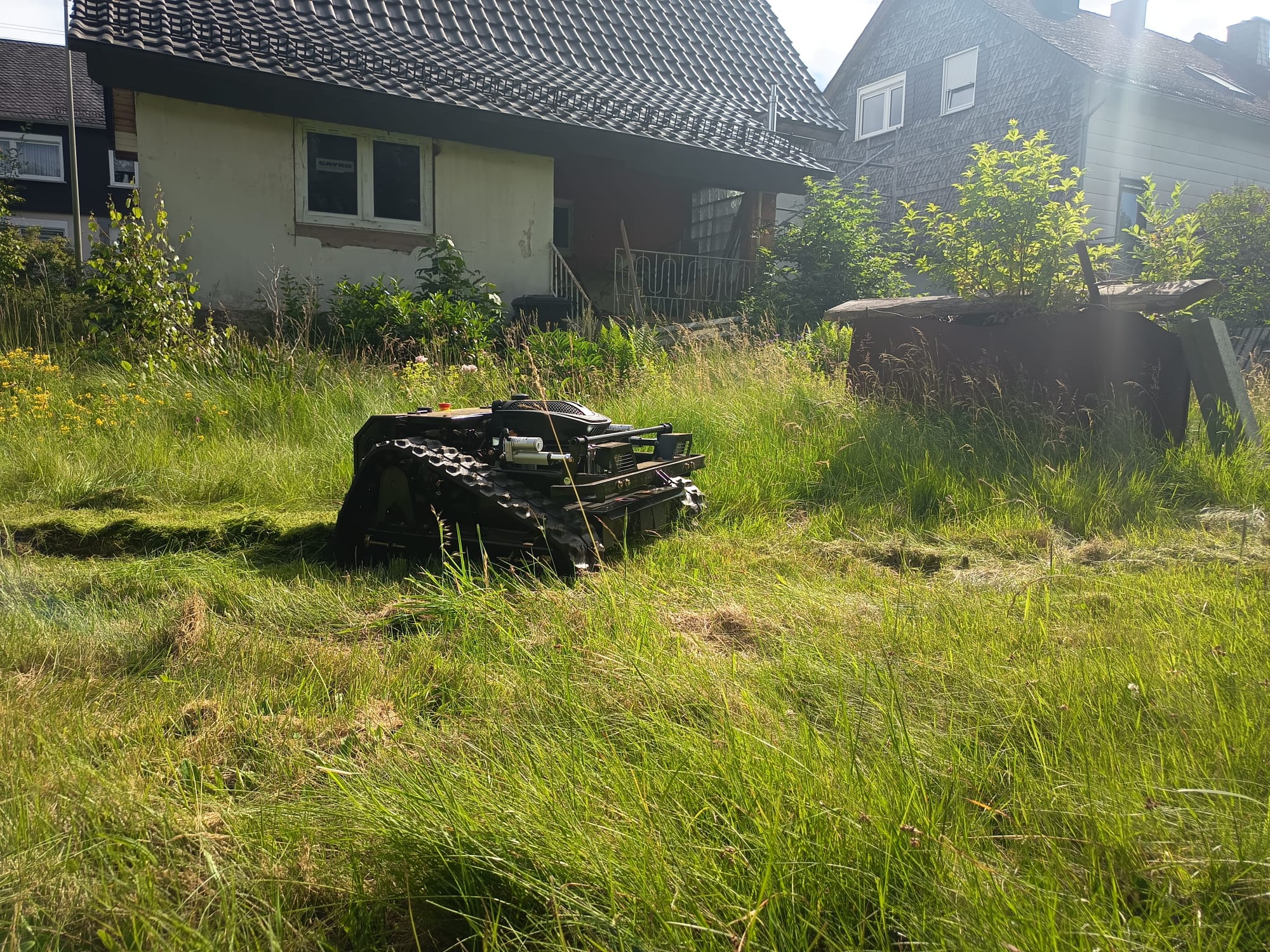 Mäharbeiten mit Mähroboter