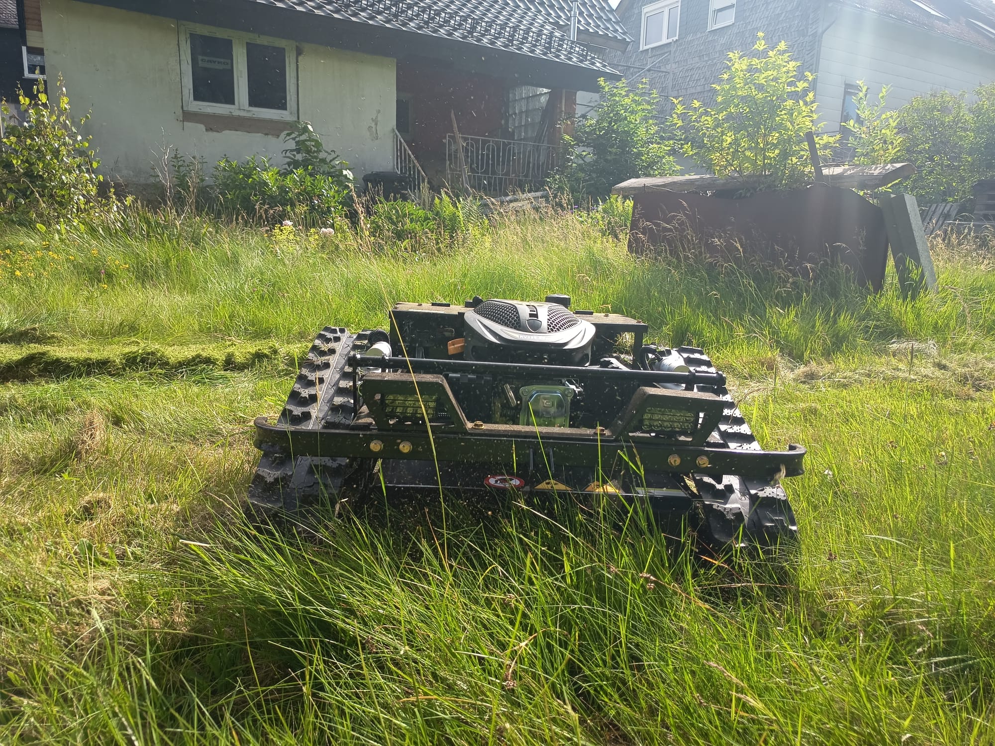 Mäharbeiten mit Mähroboter