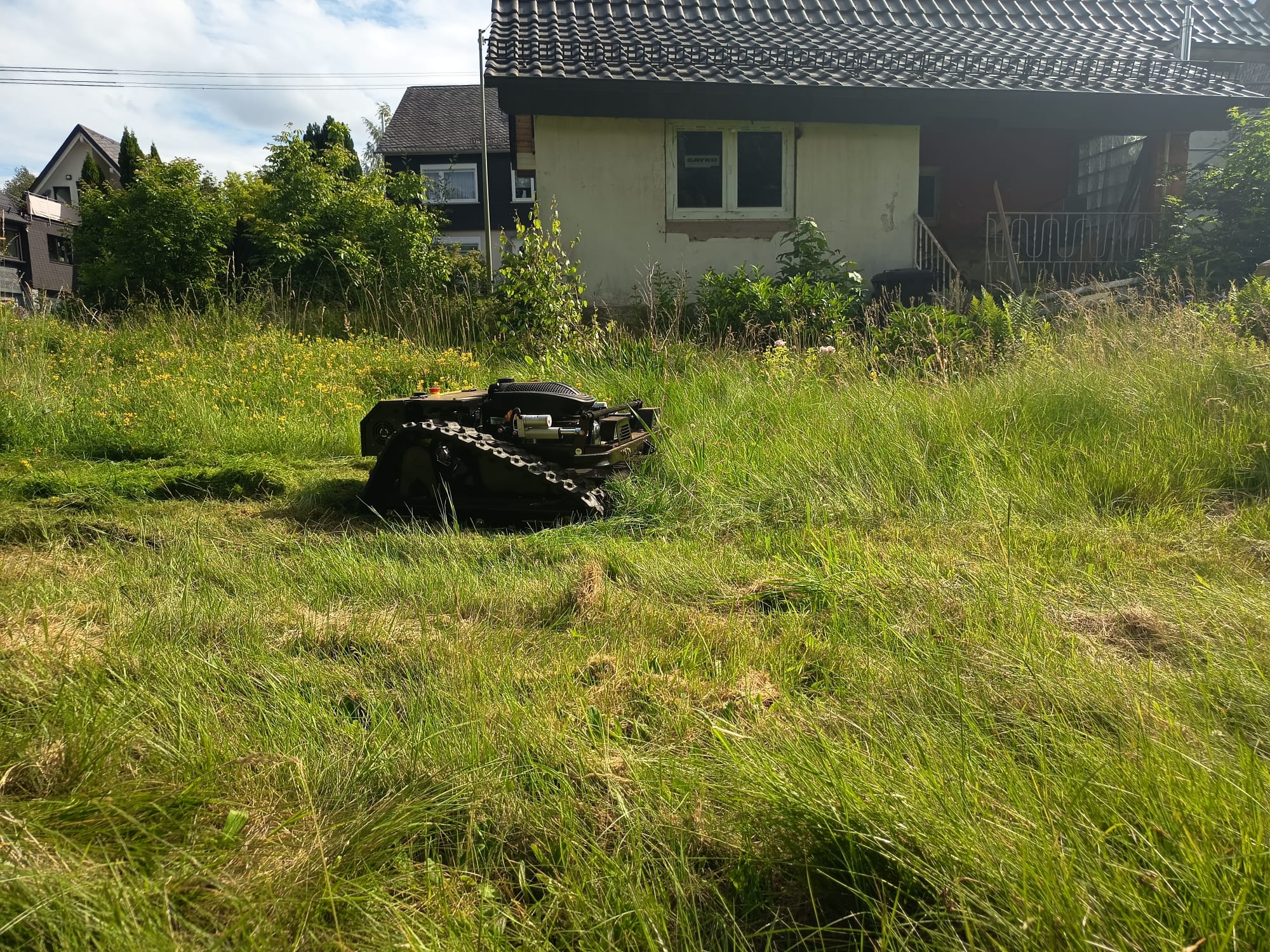 Mäharbeiten mit Mähroboter