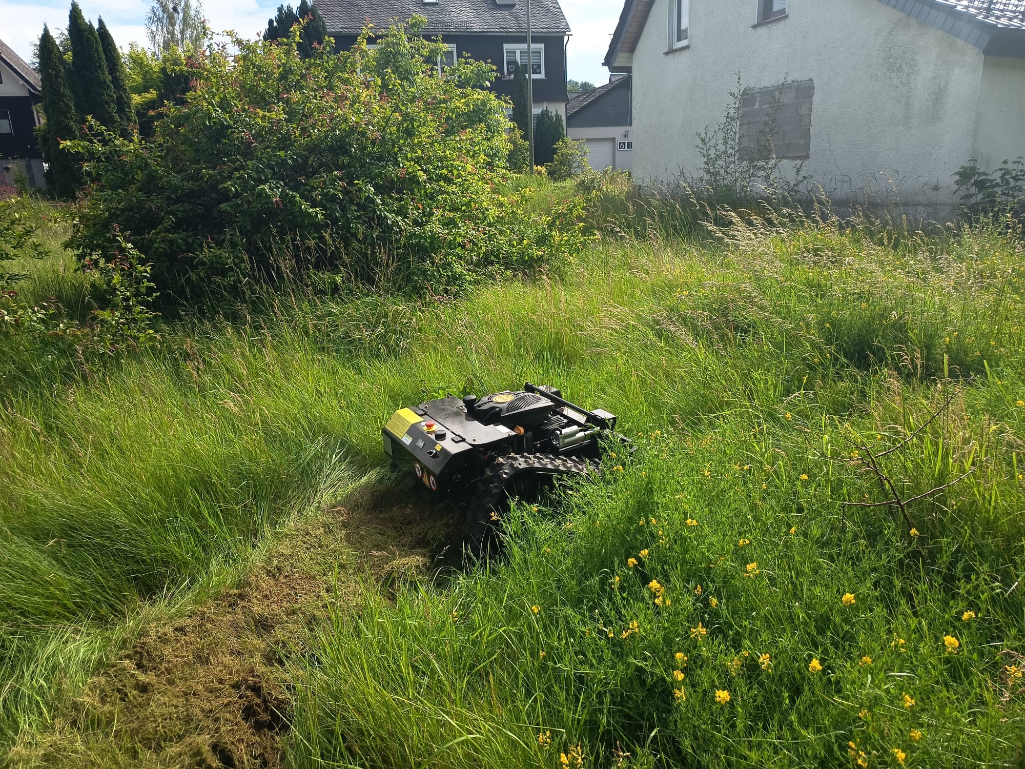 Mäharbeiten mit Mähroboter