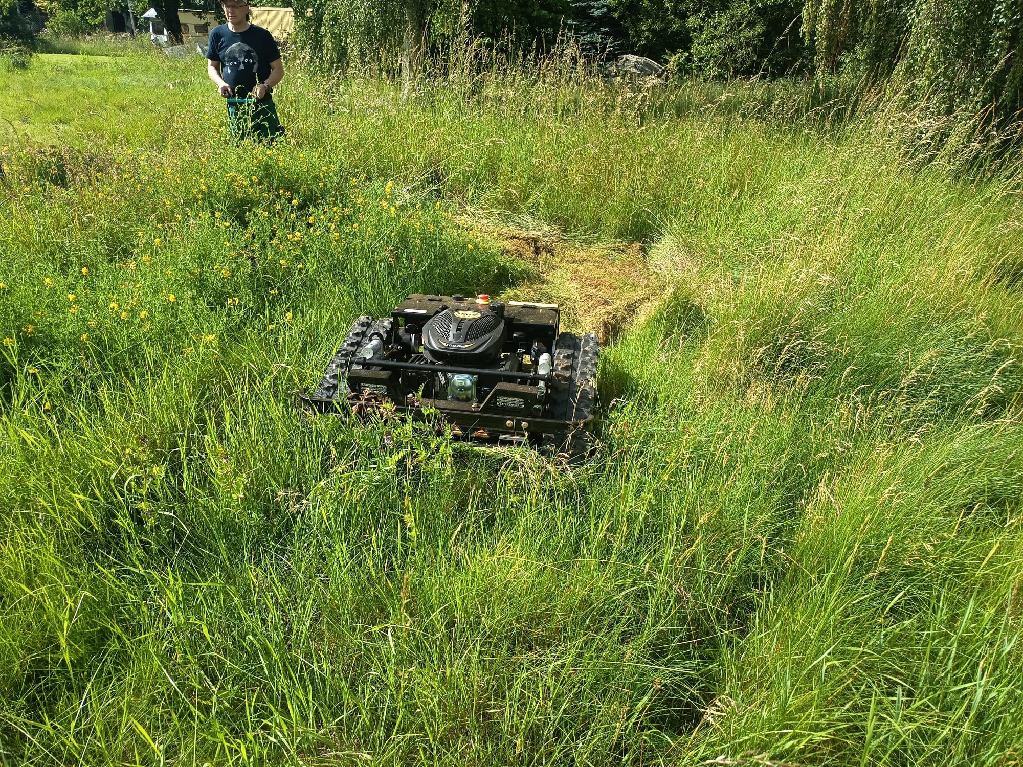 Mäharbeiten mit Mähroboter