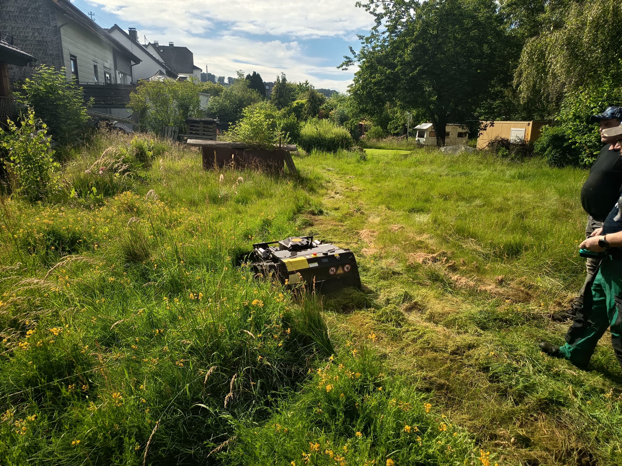 Mäharbeiten mit Mähroboter